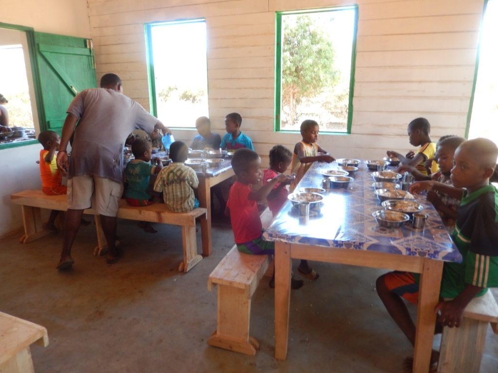 A Marofihitsy (Madagascar) cantine scolaire : Oct 2015 à Fév. 2016