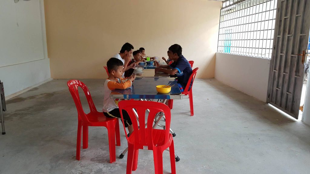 In Cambodia, kitchen and dining space project is completed (Fr & En) – July 2017