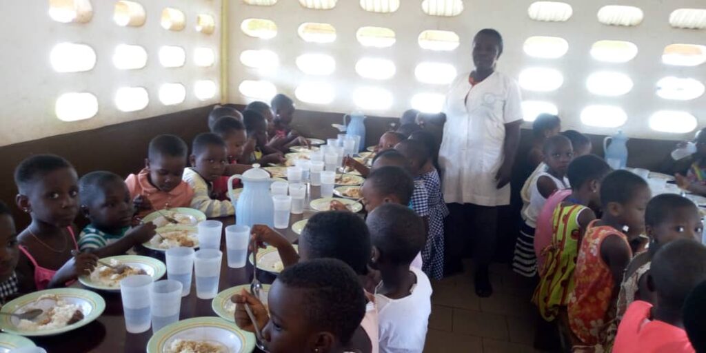 Cantine Notre Dame des Apotres Divo Filles1