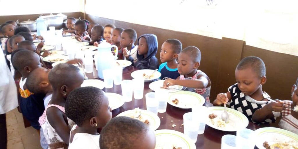 Cantine Notre Dame des Apotres Divo Filles3