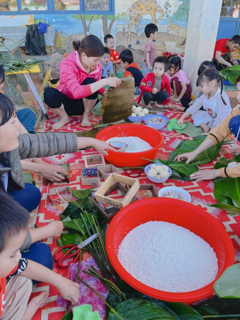 Ecole Hoa Mai Prents d'élèves montrent aux enfants comment préparer les gâteaux de riz